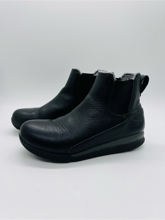 KURU Shoes - KURU Women’s Black Leather Chelsea Ankle Boots with Plush Collar Size 7